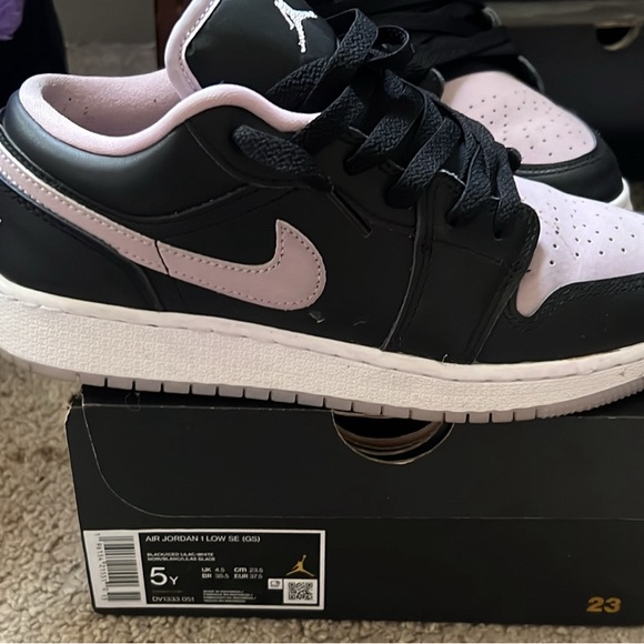 Jordan 1s lows barely worn maybe like 4 times